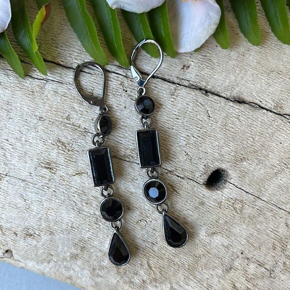BLACK STONE DROP EARRINGS. NWOT - Picture 2 of 4